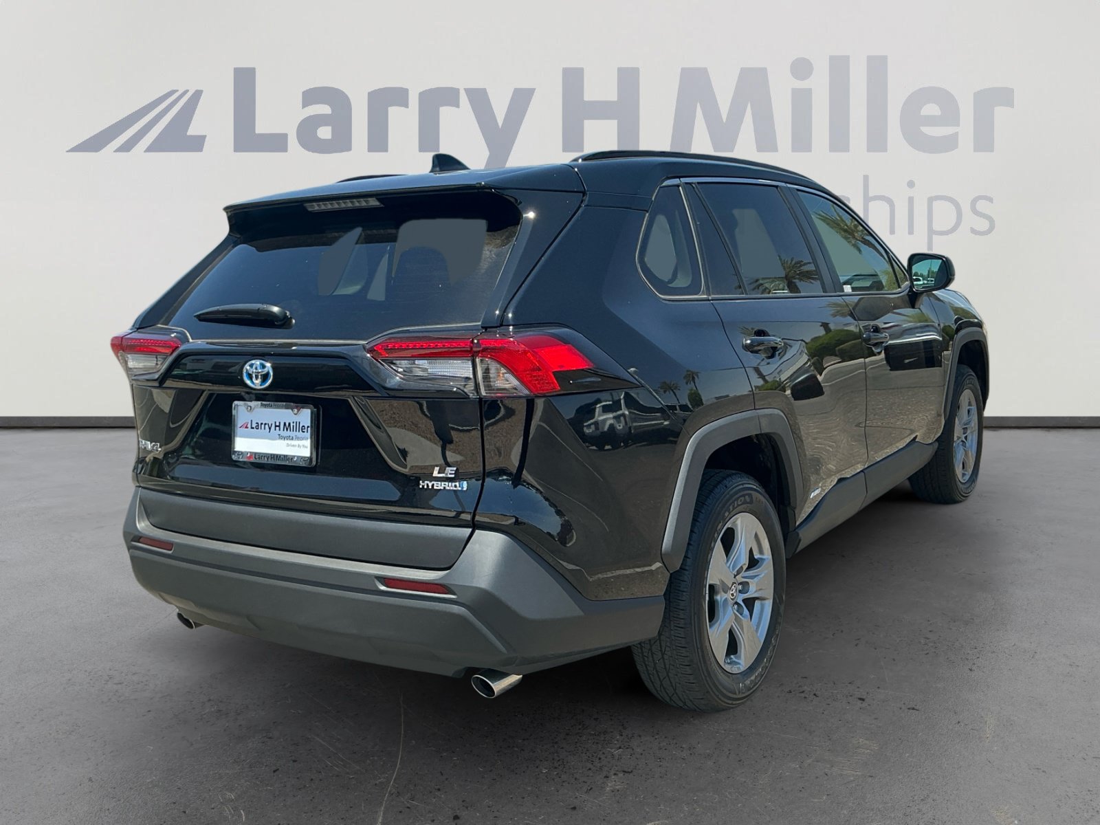 Used 2024 Toyota RAV4 LE AWD/4WD image 5