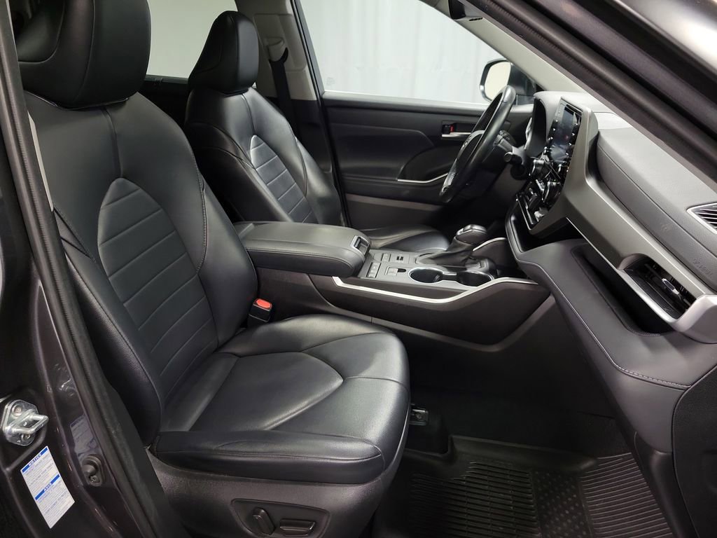 Used 2021 Toyota Highlander XLE image 29