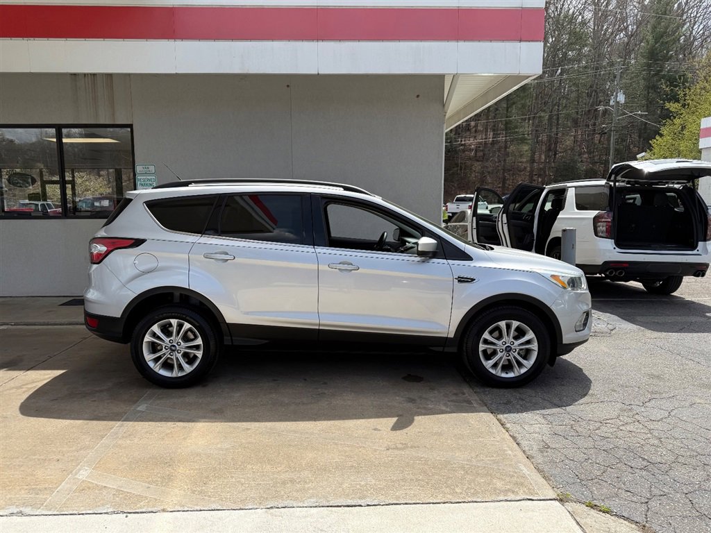 Used 2018 Ford Escape SE image 2