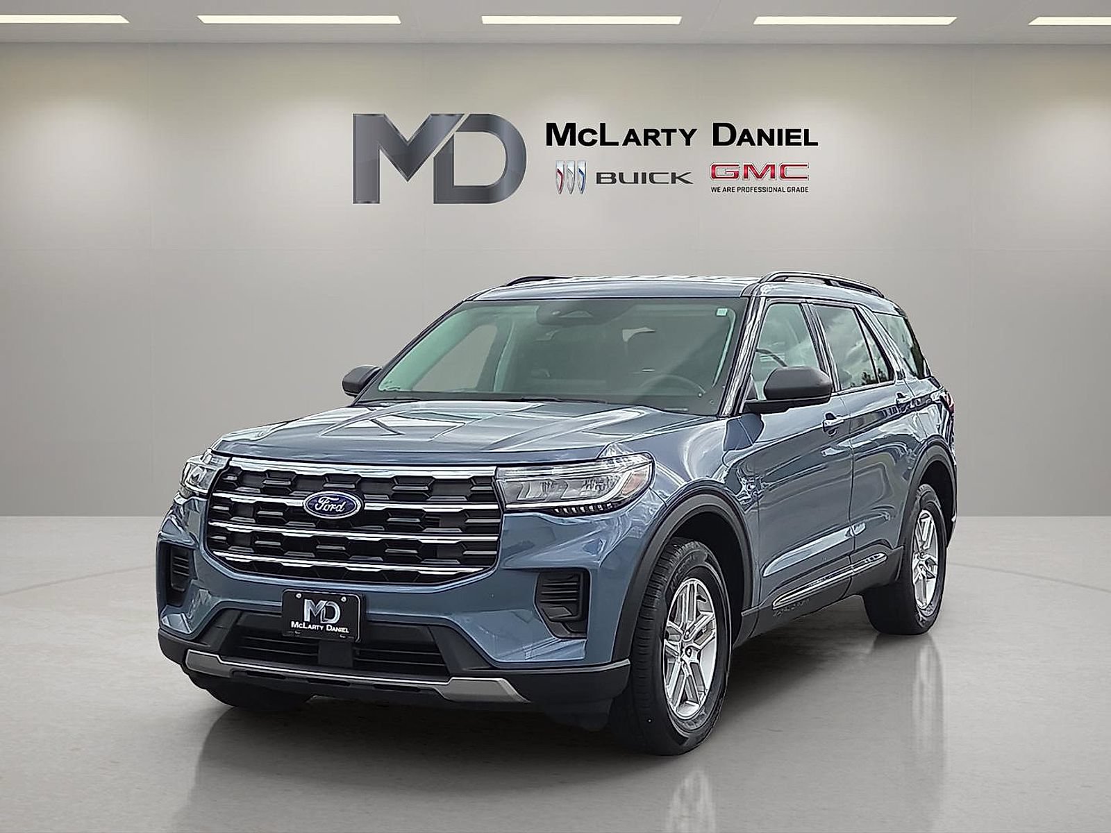 Used 2025 Ford Explorer Active AWD/4WD image 3
