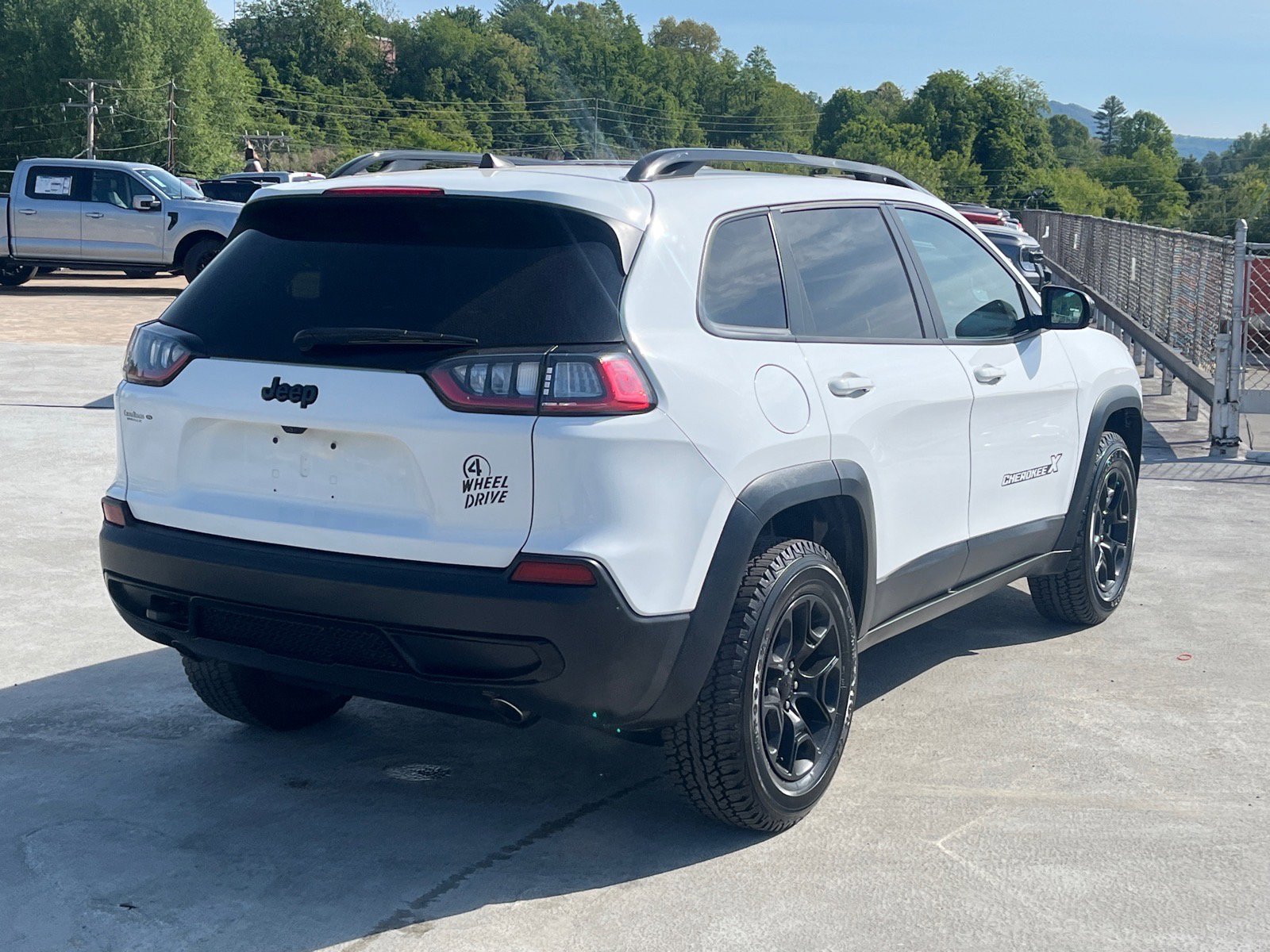 Used 2022 Jeep Cherokee Latitude w/ Sun & Sound Group AWD/4WD image 3