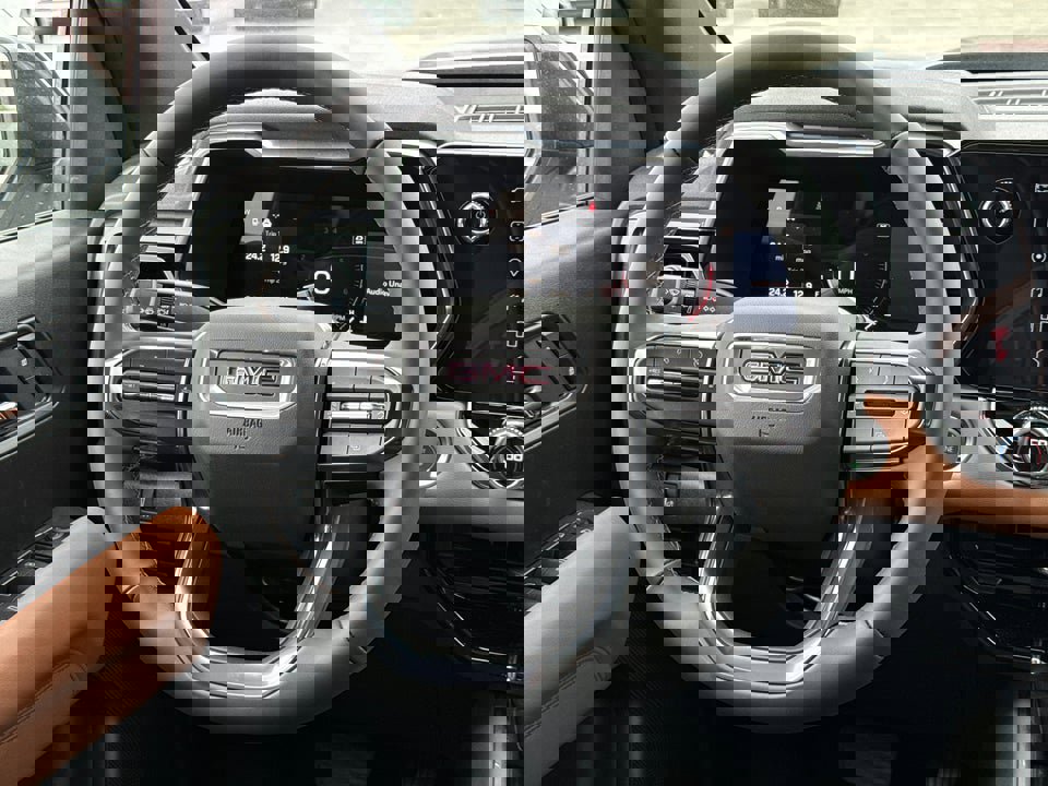 Used 2025 GMC Canyon AT4 image 30