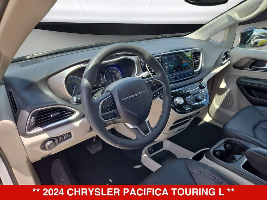 Used 2024 Chrysler Pacifica Touring-L FWD image 2