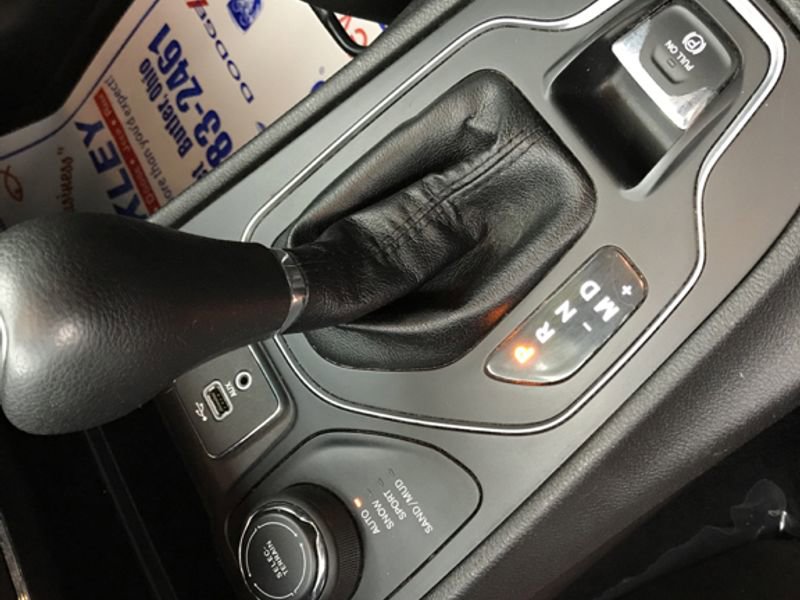 Used 2019 Jeep Cherokee Latitude w/ Cold Weather Group image 15