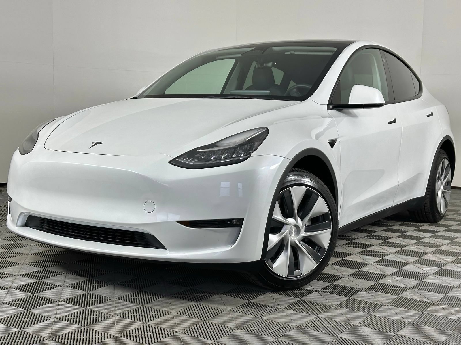Used 2023 Tesla Model Y Long Range AWD/4WD image 3