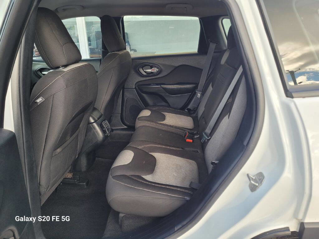 Used 2016 Jeep Cherokee Sport image 11