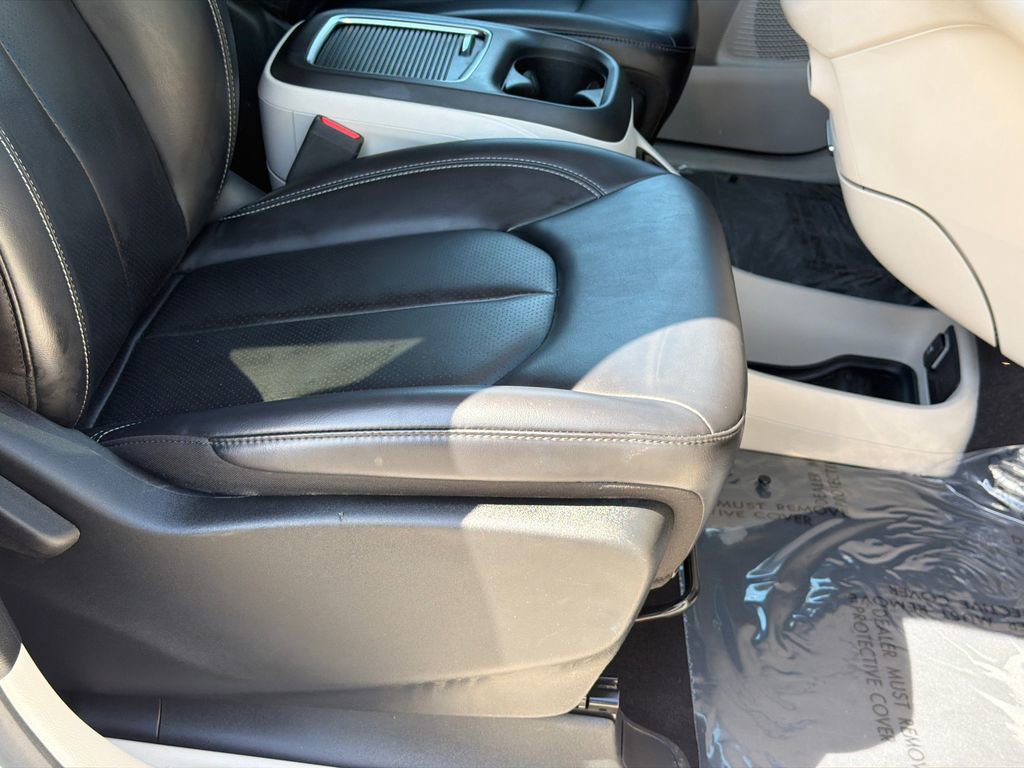 Used 2023 Chrysler Pacifica Touring-L image 12