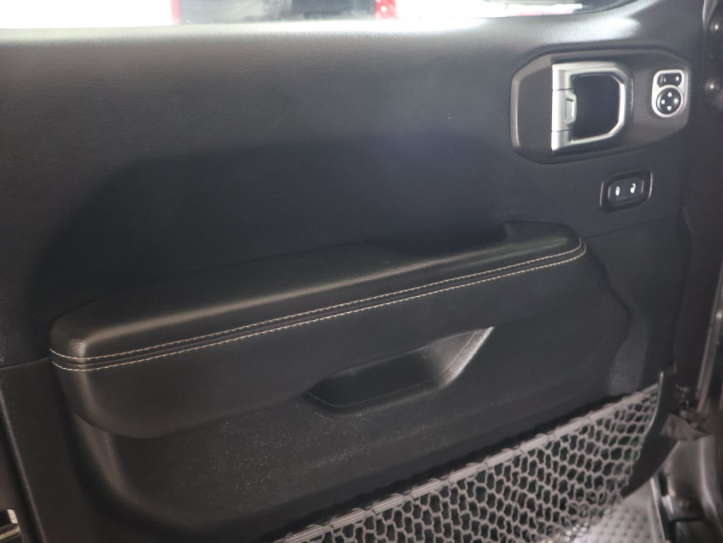 Used 2018 Jeep Wrangler Unlimited Sahara w/ Dual Top Group AWD/4WD image 15