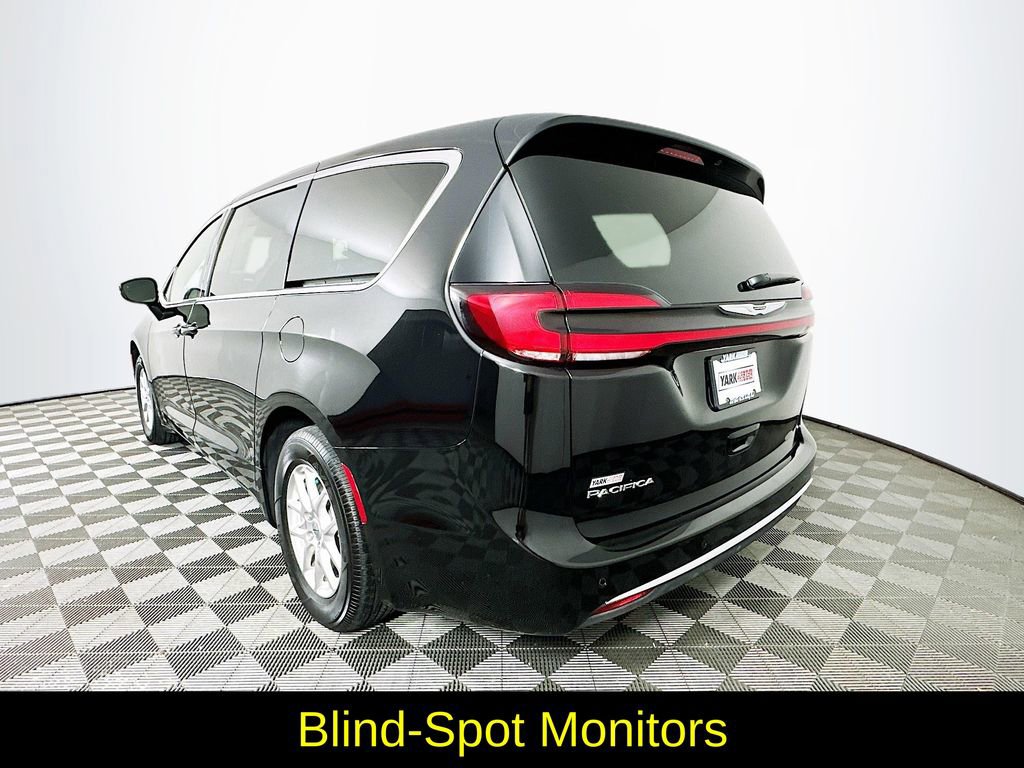 Used 2025 Chrysler Pacifica Select image 7