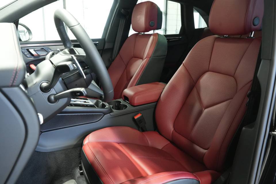 Certified 2026 Porsche Macan Turbo AWD/4WD image 5