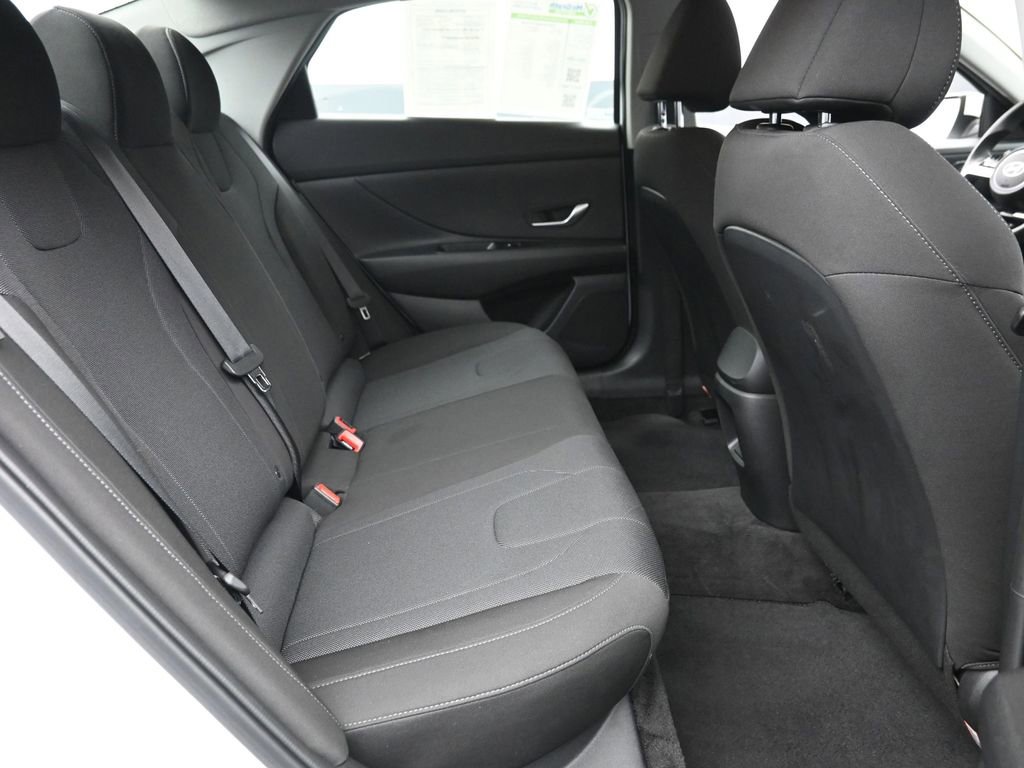 Used 2025 Hyundai Elantra SE image 9