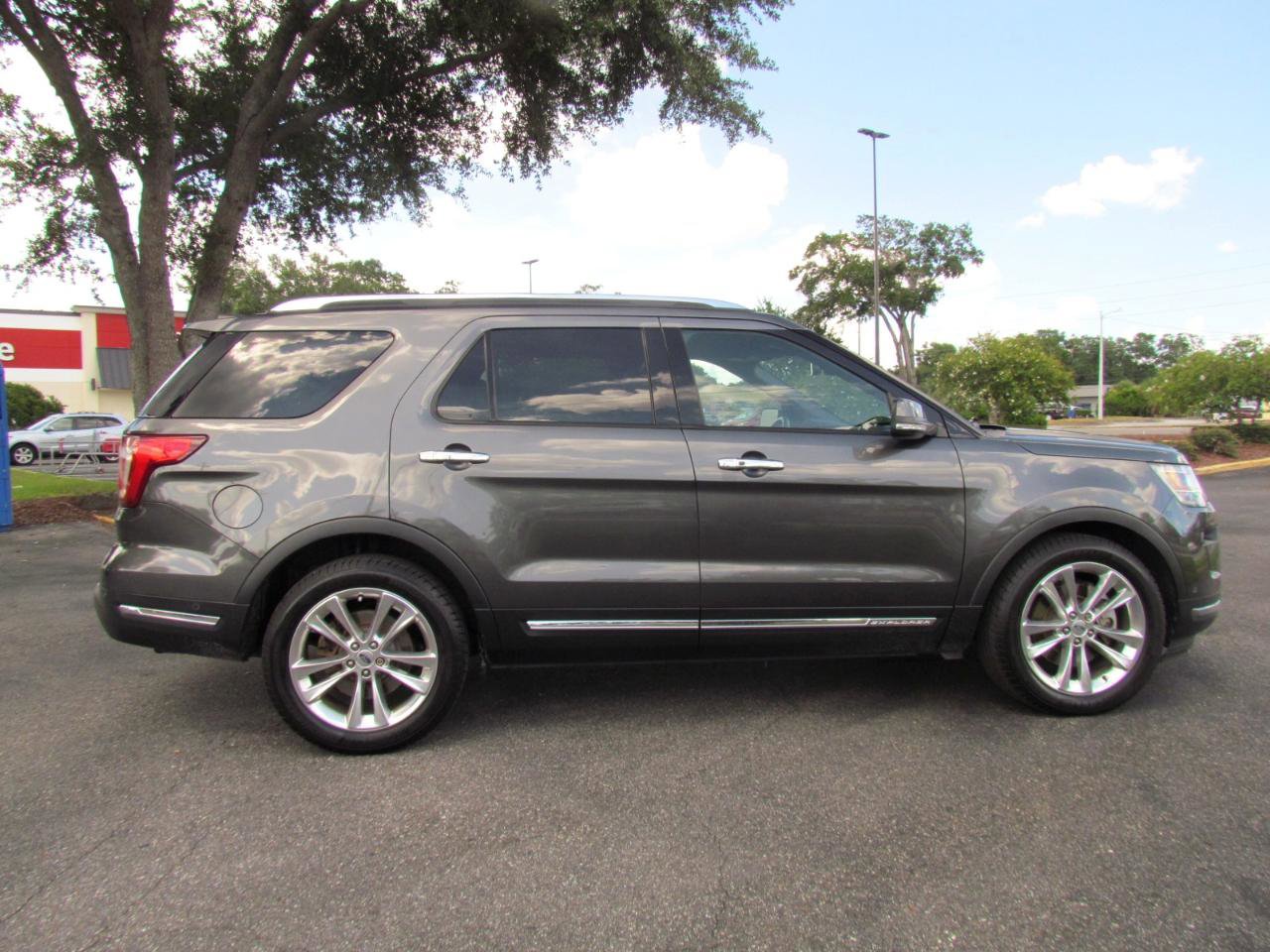 Used 2018 Ford Explorer Limited w/ Equipment Group 301A FWD image 10