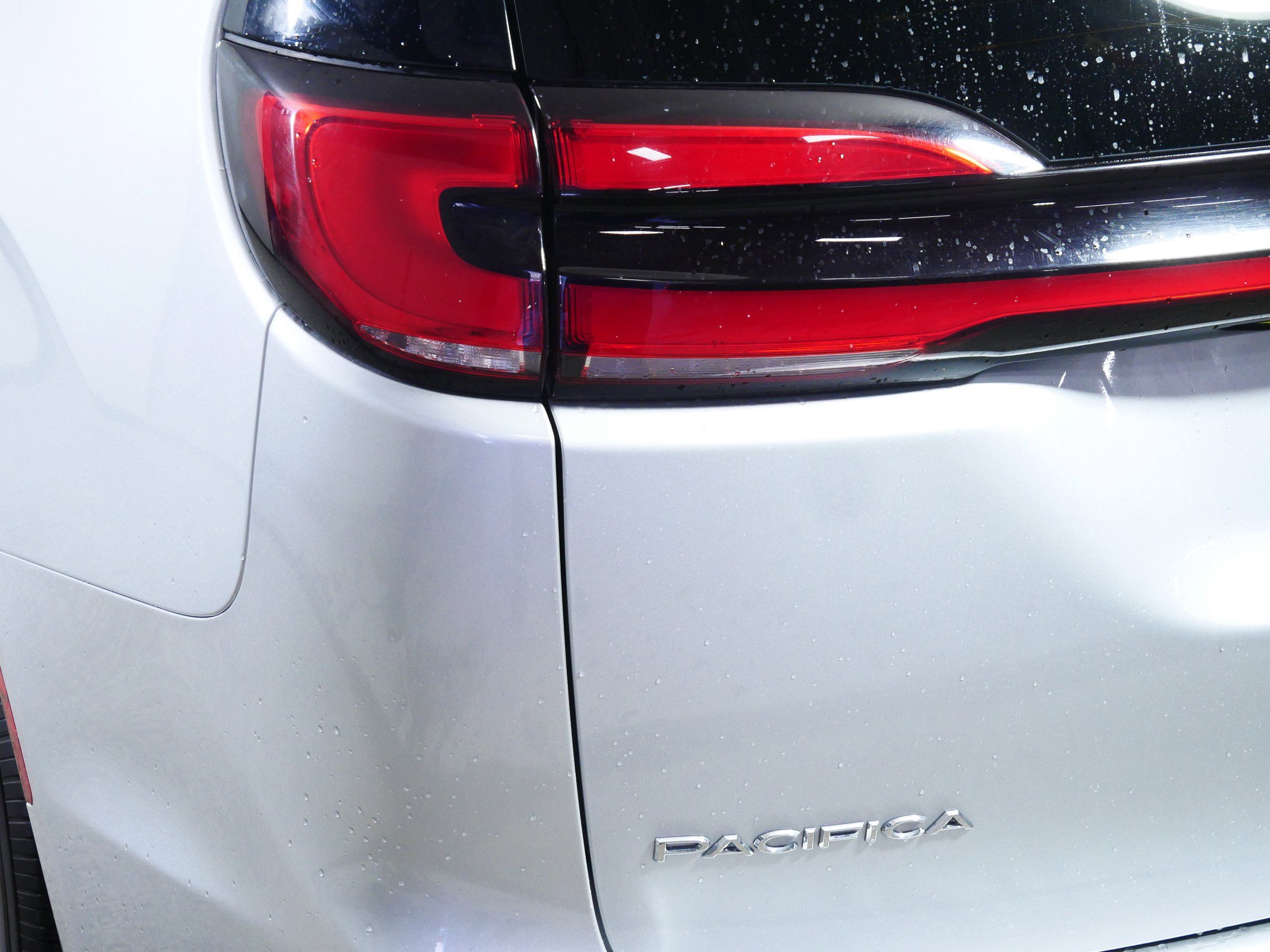 Used 2024 Chrysler Pacifica Touring-L image 17