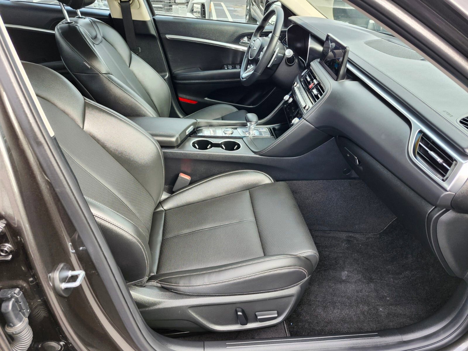 Used 2025 Genesis G70 2.5T image 11