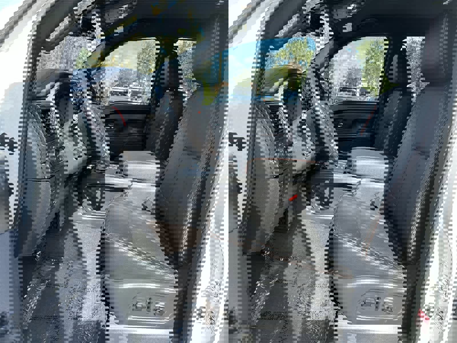 Used 2021 Nissan Titan PRO-4X w/ Pro-4x Convenience Package image 12