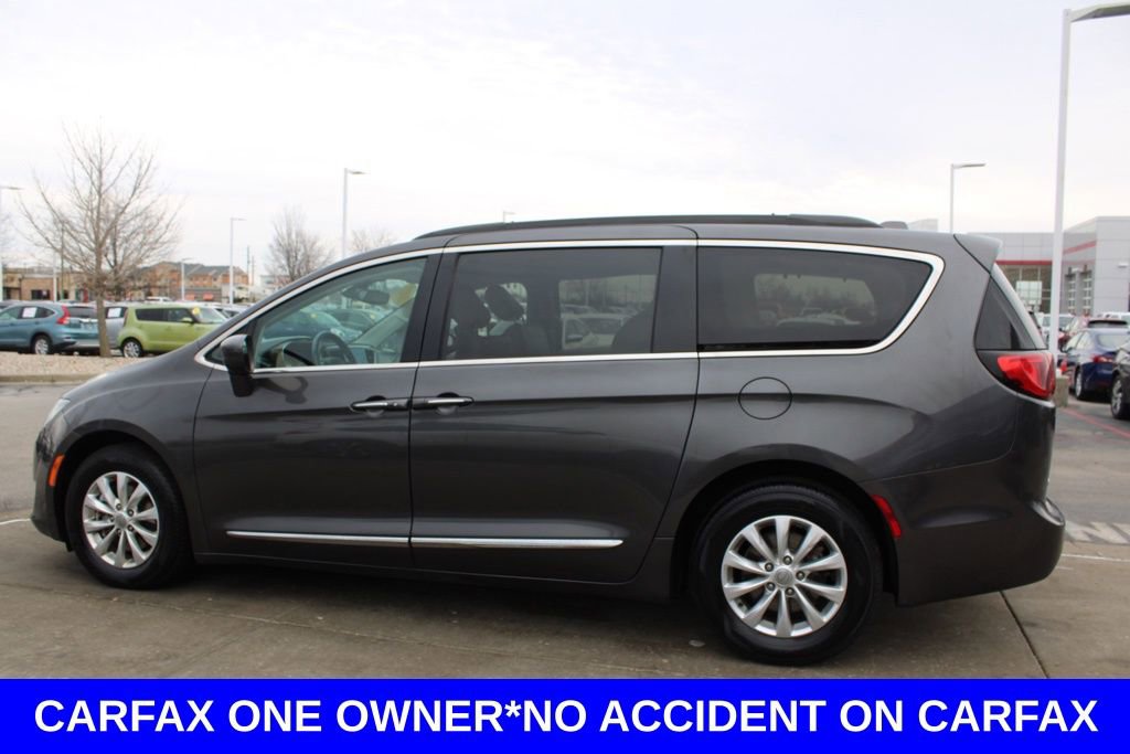 Used 2017 Chrysler Pacifica Touring-L image 4