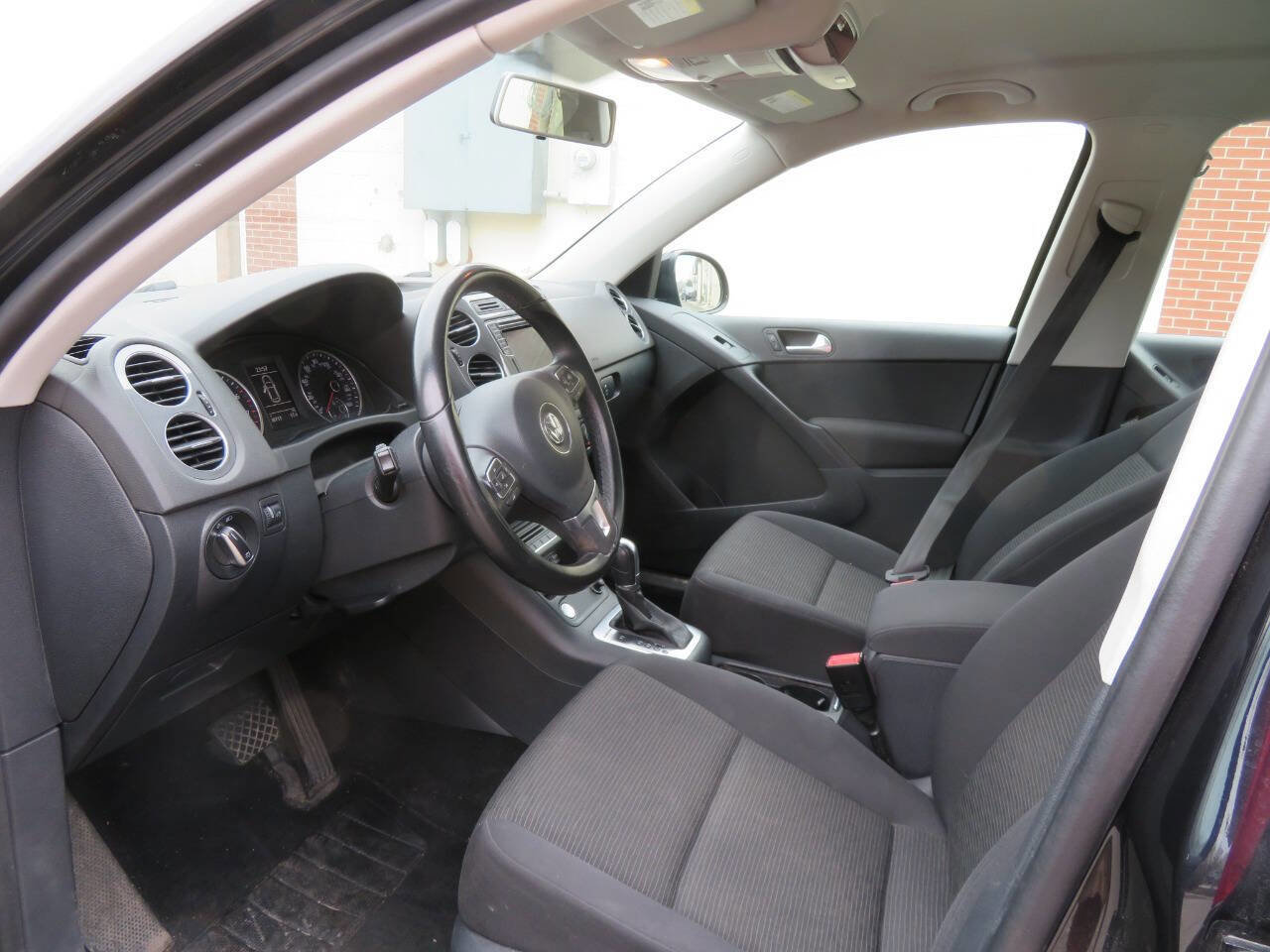 Used 2017 Volkswagen Tiguan S image 5