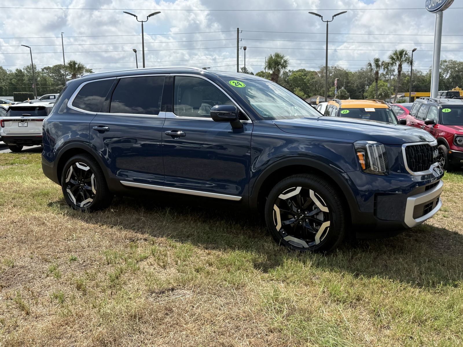 Used 2024 Kia Telluride EX w/ EX Captain's Chair Package AWD/4WD image 2