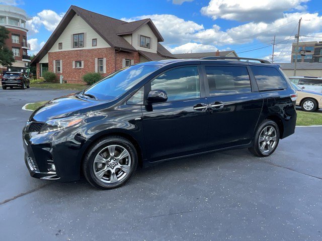 Used 2020 Toyota Sienna SE image 3