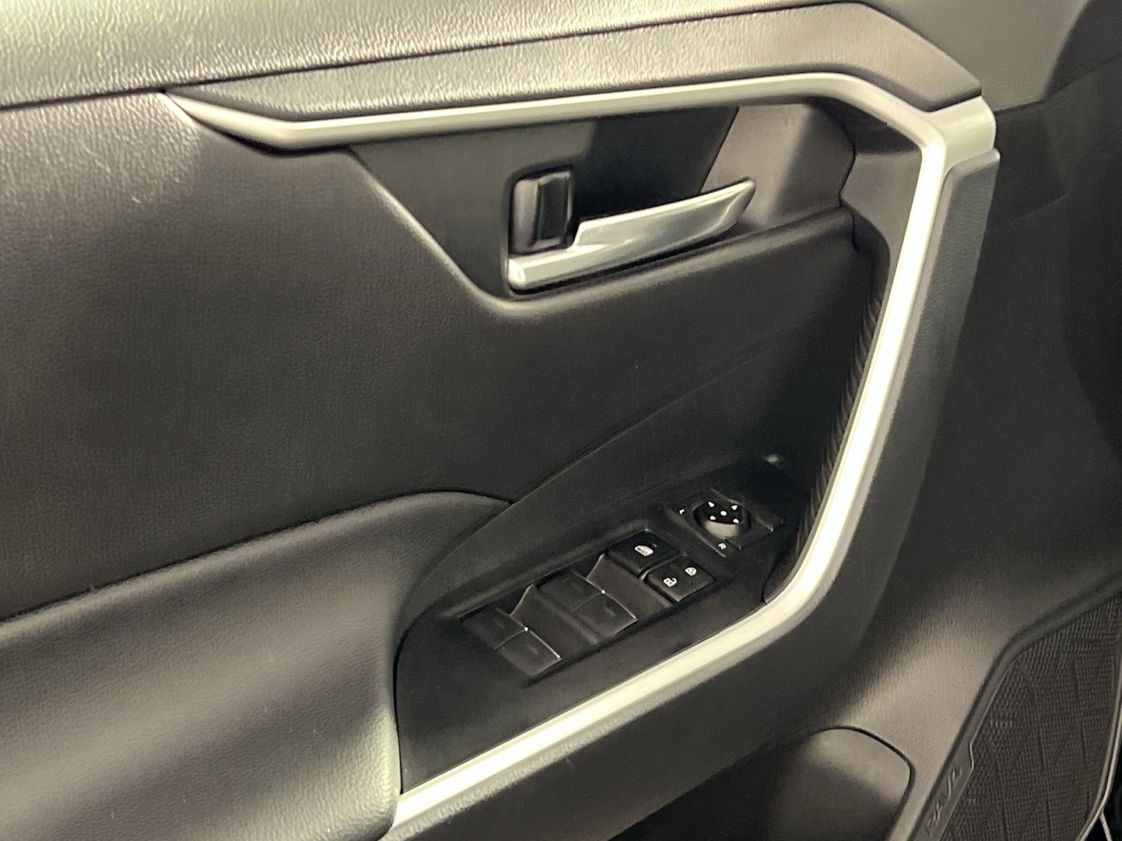 Used 2025 Toyota RAV4 XLE image 15