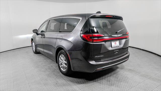 Used 2023 Chrysler Pacifica Touring-L FWD image 4