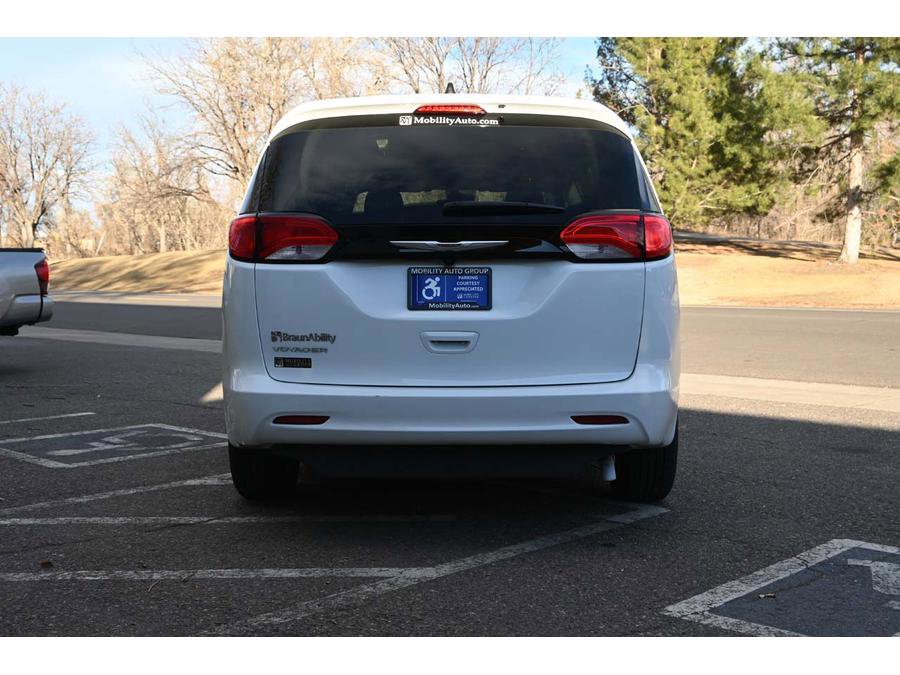 Used 2023 Chrysler Voyager LX image 7