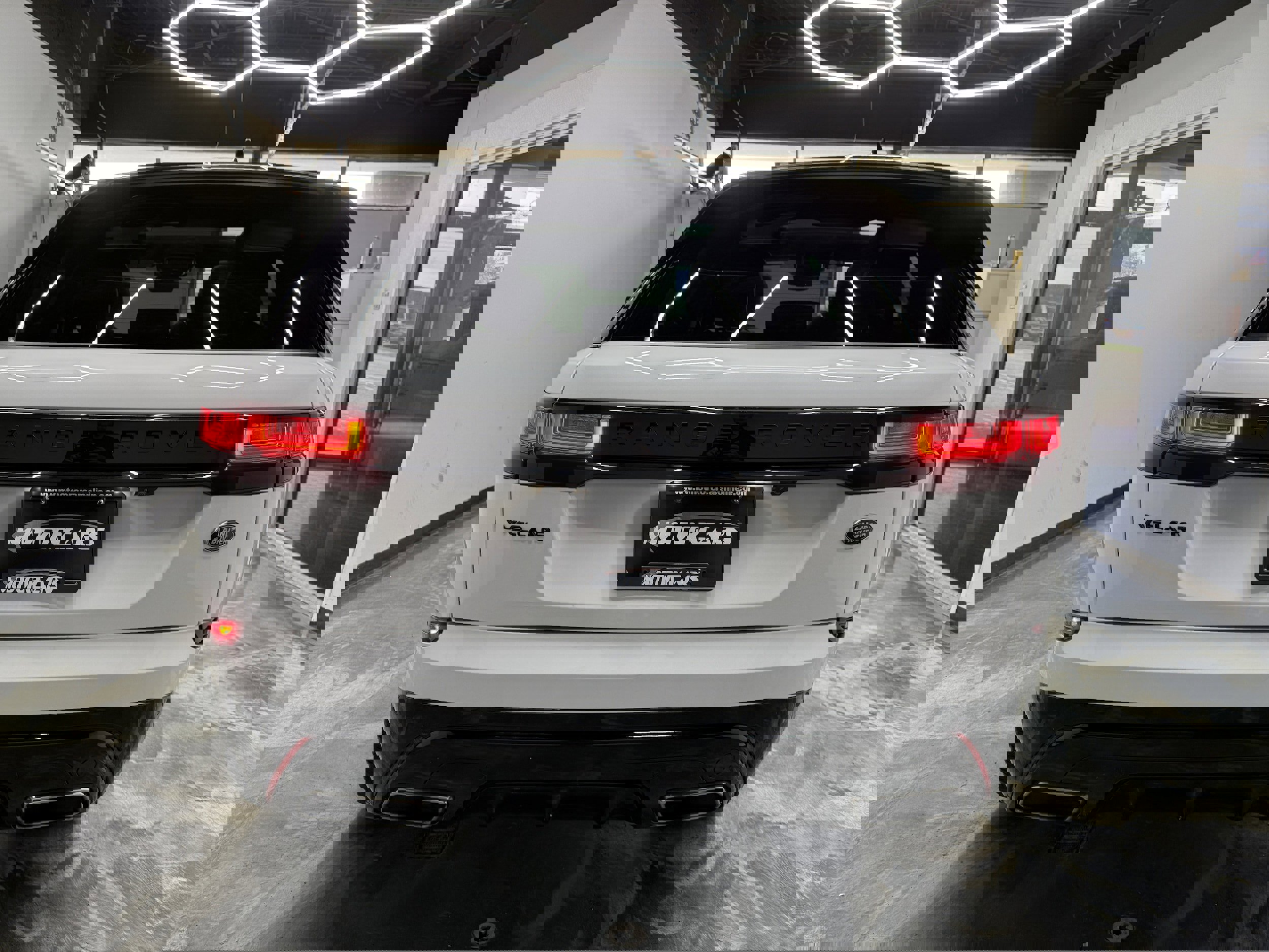 Used 2023 Land Rover Range Rover Velar R-Dynamic S image 4