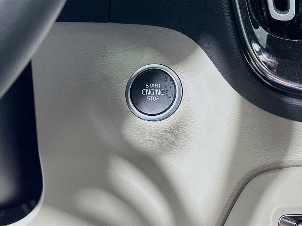 Used 2023 Volvo XC40 B5 Ultimate w/ Protection Package Premier image 20