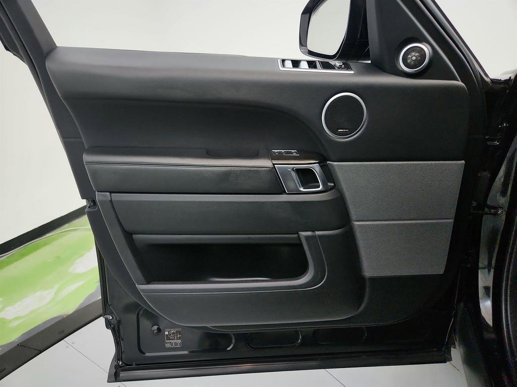 Used 2020 Land Rover Range Rover Sport SE image 21