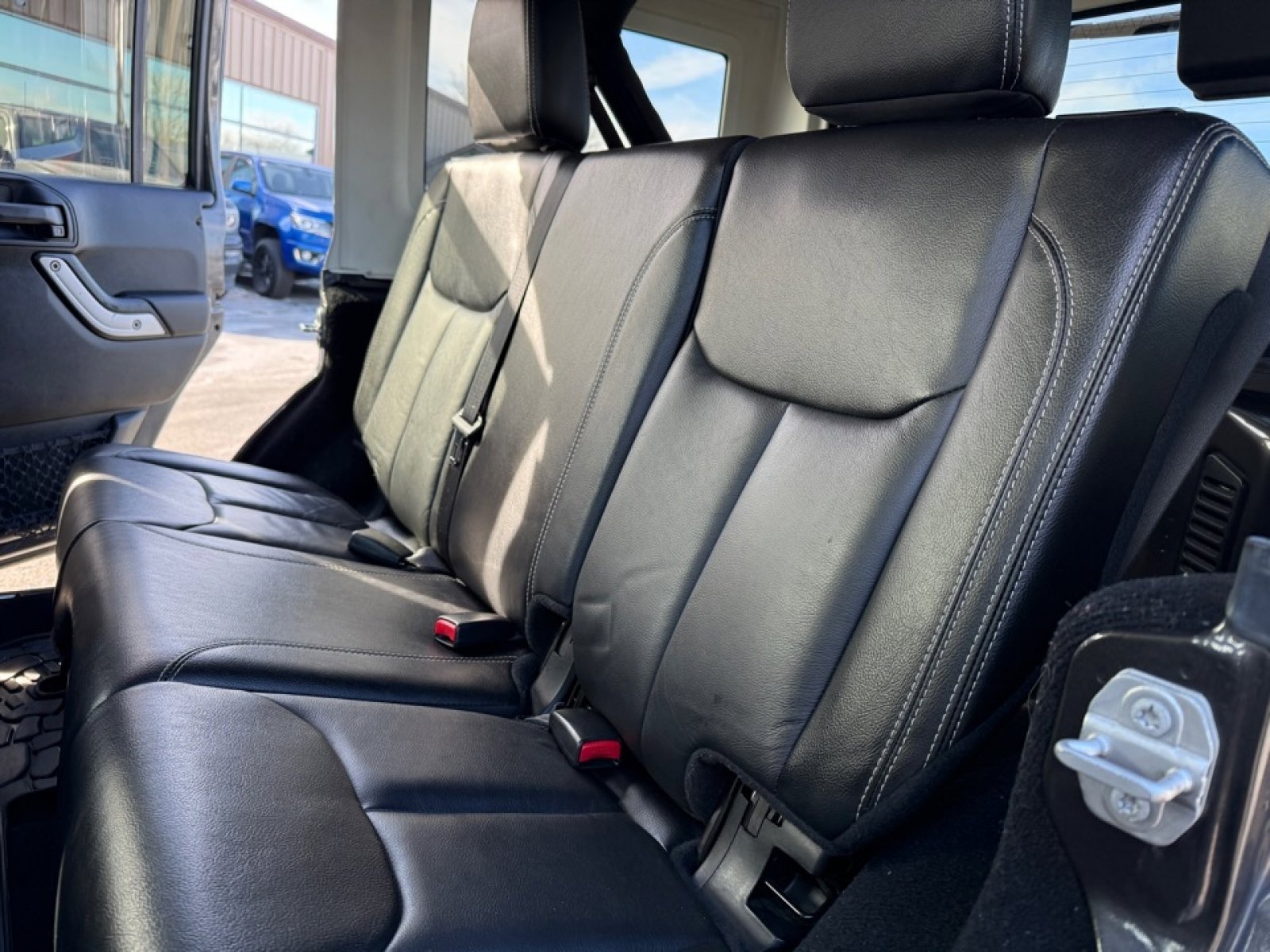 Used 2018 Jeep Wrangler Unlimited Sahara w/ Connectivity Group image 17