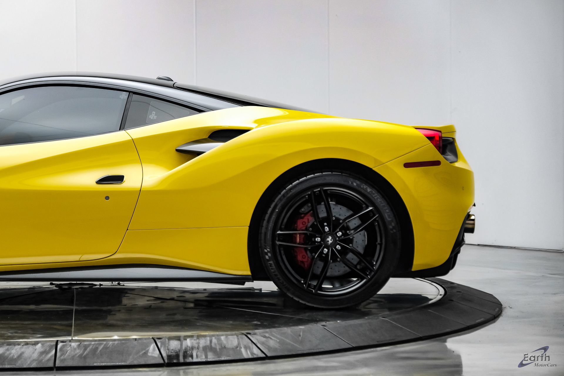 Used 2019 Ferrari 488 GTB RWD image 11