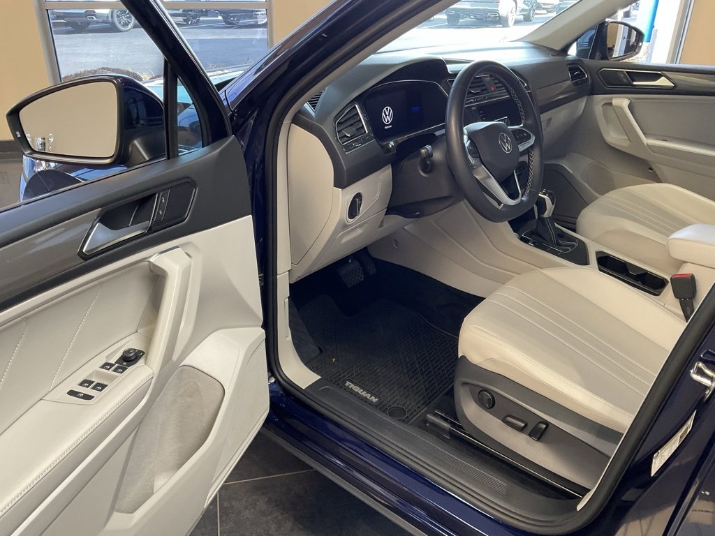 Used 2023 Volkswagen Tiguan SE w/ Panoramic Sunroof Package image 9
