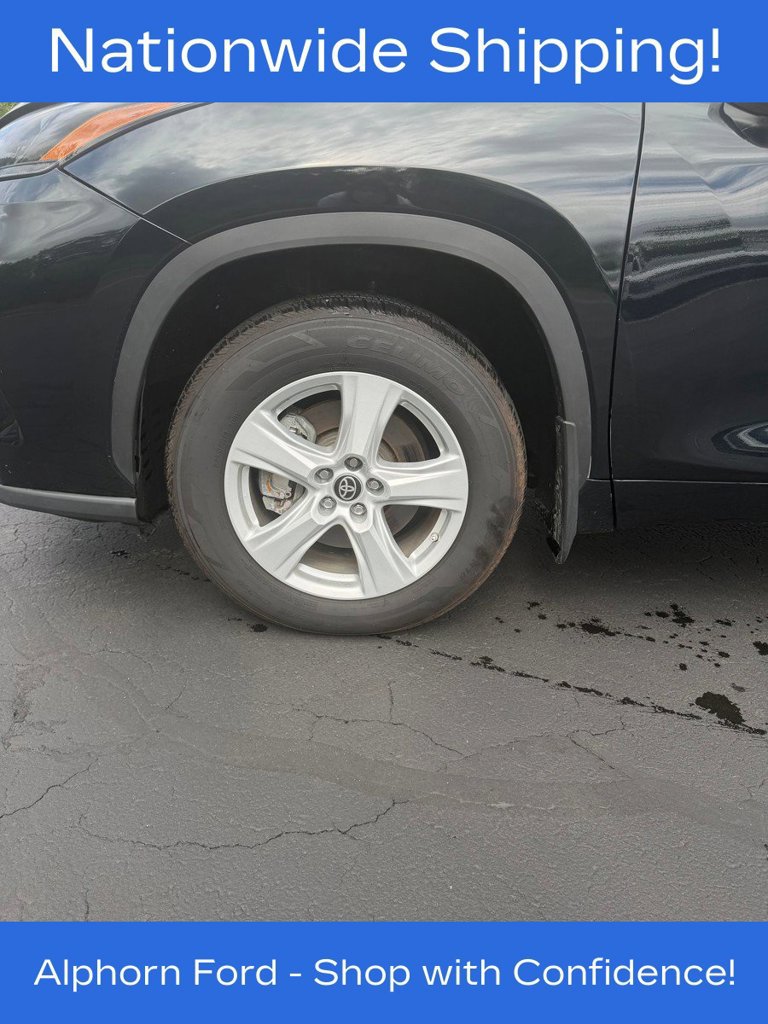 Used 2024 Toyota Highlander LE AWD/4WD image 2