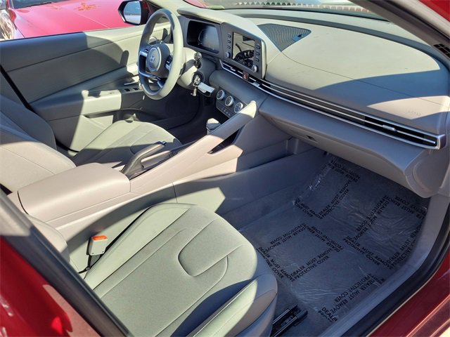 Used 2025 Hyundai Elantra SE image 17