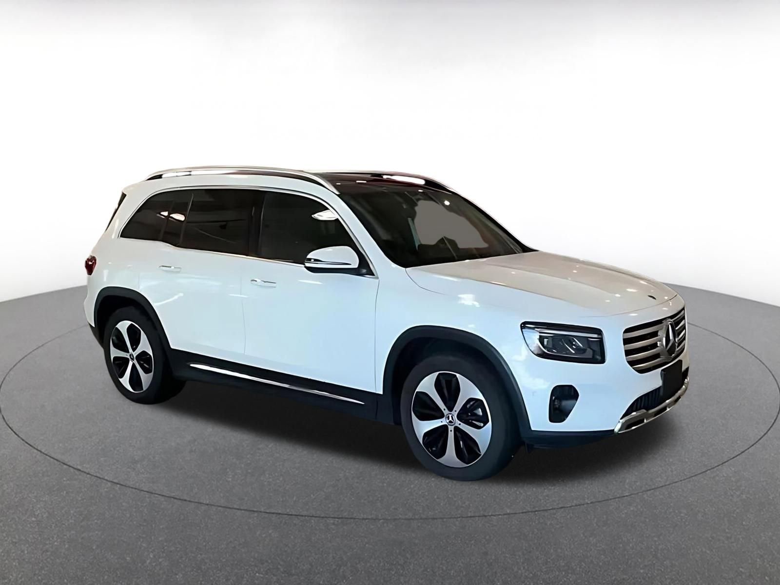 Used 2025 Mercedes-Benz GLB 250 image 2