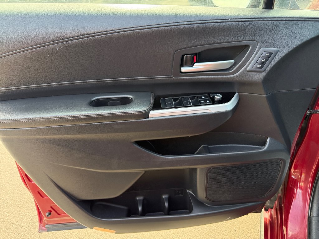 Used 2025 Toyota Sienna Platinum AWD/4WD image 30