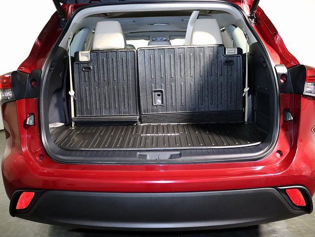 Used 2020 Toyota Highlander XLE image 30