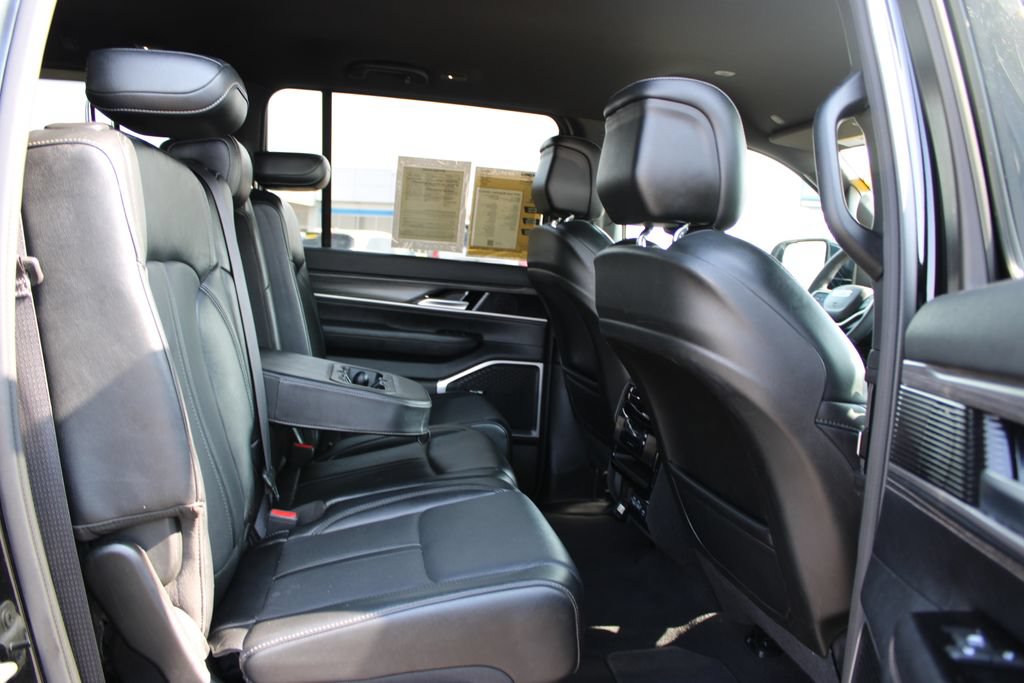 Used 2024 Jeep Wagoneer L Series II w/ Flexible Seating Group AWD/4WD image 33