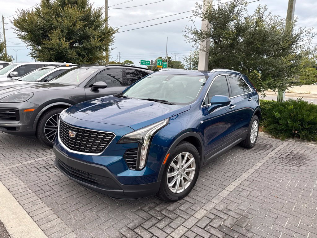 Used 2019 Cadillac XT4 Luxury w/ Cold Weather Package FWD image 1