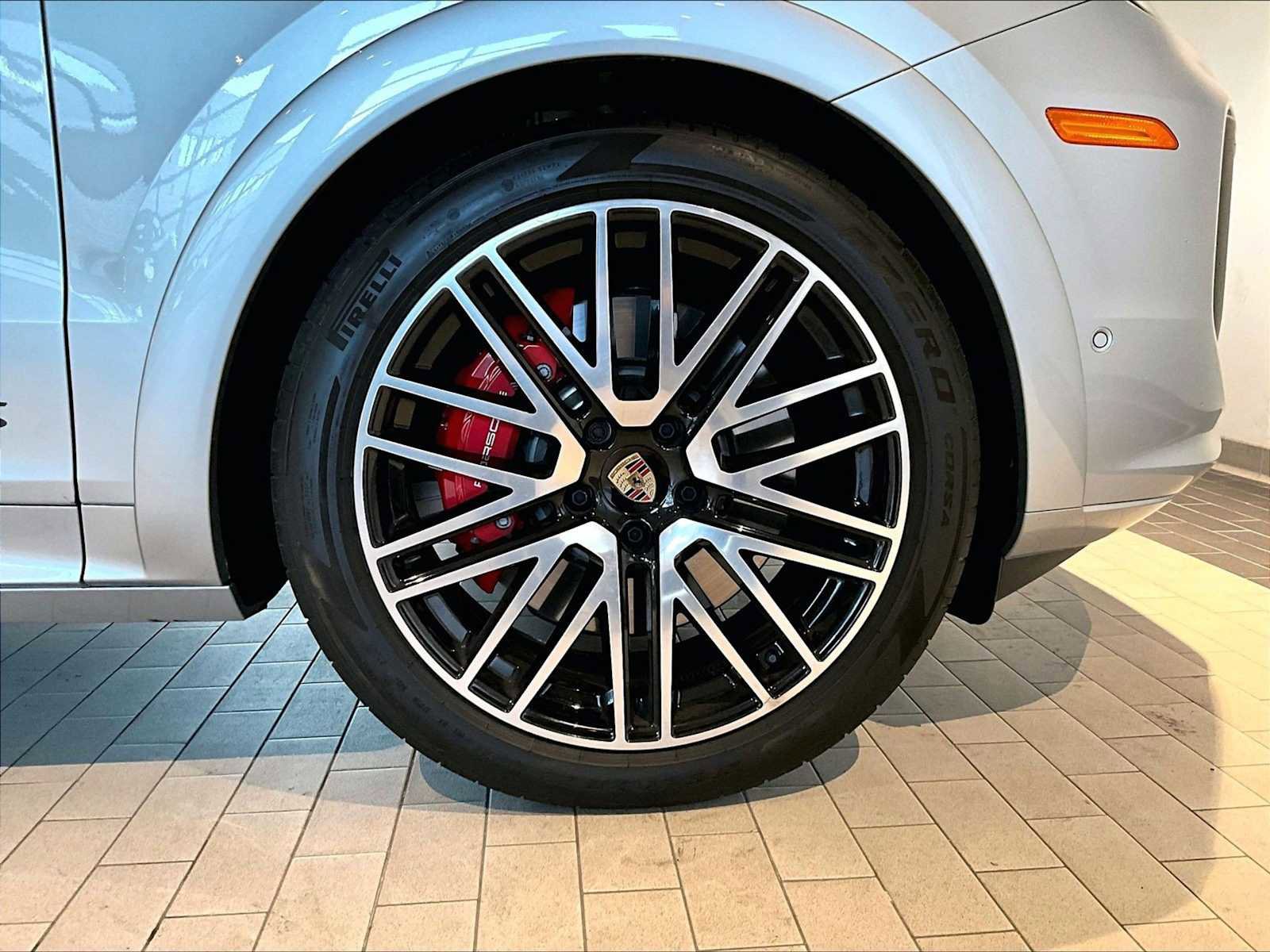 Used 2025 Porsche Cayenne GTS w/ Premium Package image 14