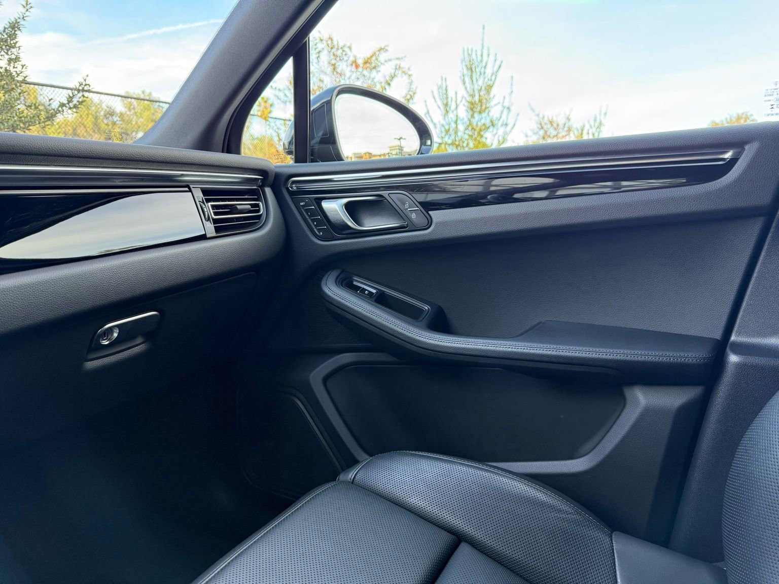 Used 2025 Porsche Macan AWD/4WD image 24