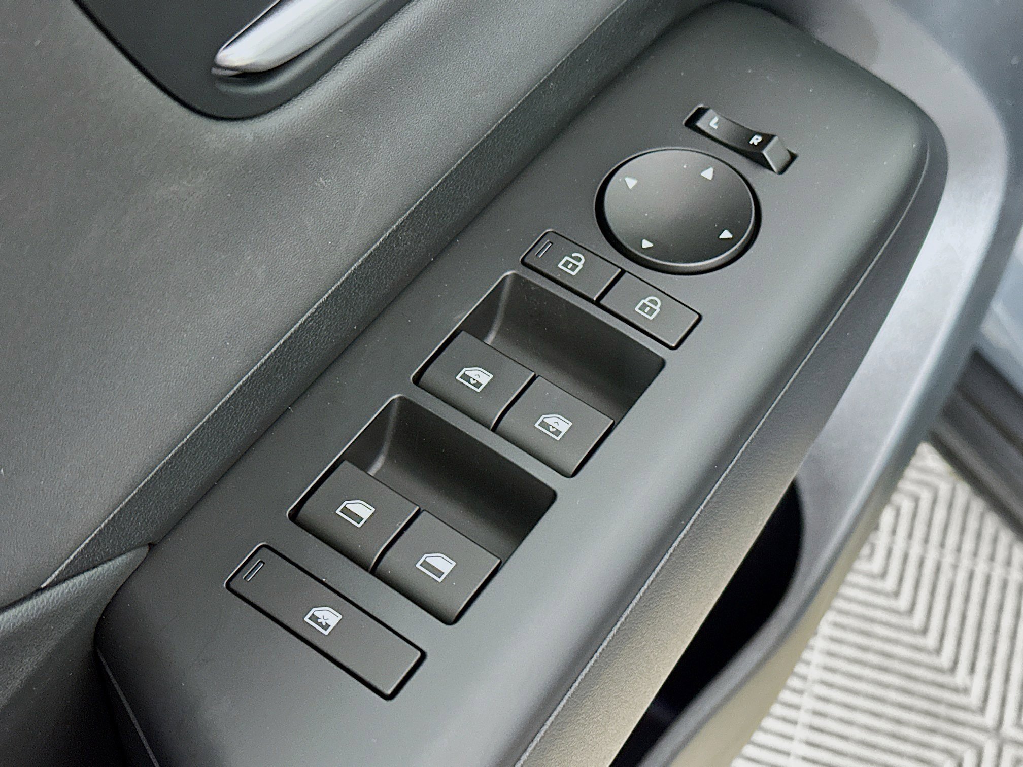 New 2026 Hyundai Kona SEL Premium image 17