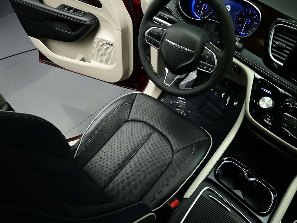 Used 2022 Chrysler Pacifica Limited image 9