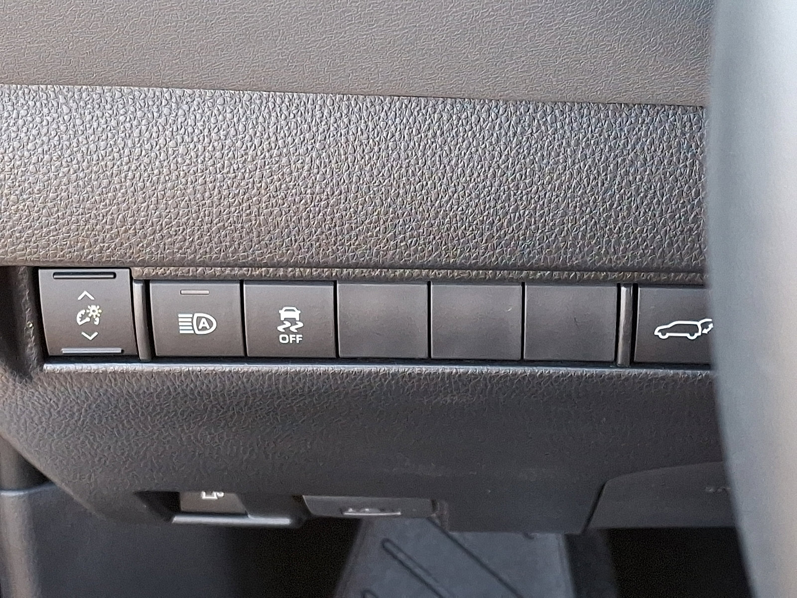 Used 2023 Toyota Venza XLE AWD/4WD image 27