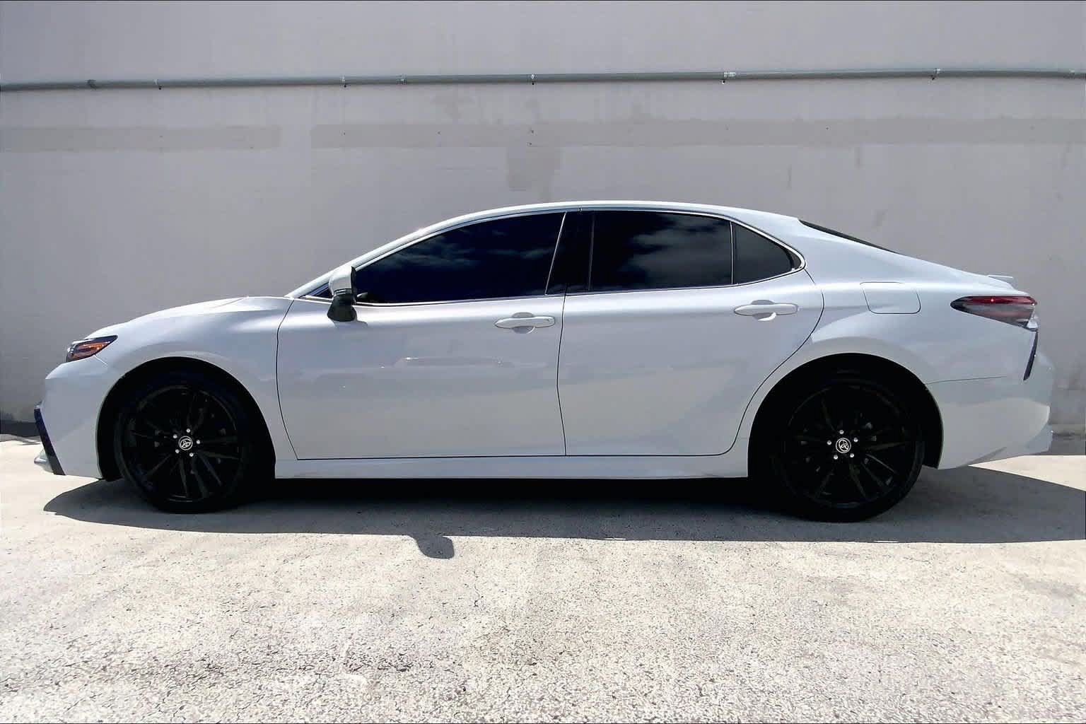 Used 2023 Toyota Camry XSE FWD image 3