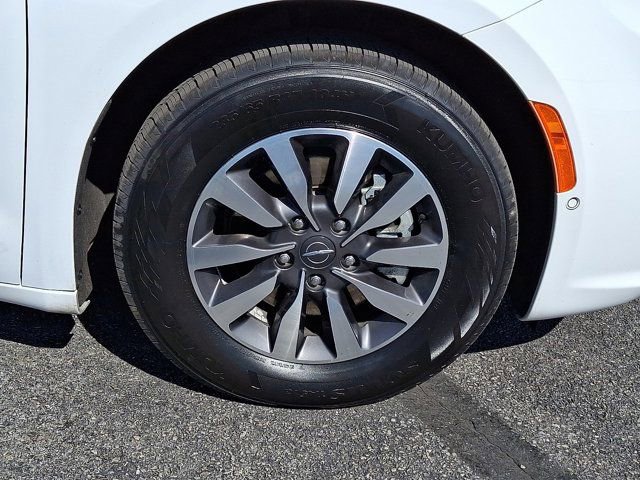 Used 2023 Chrysler Pacifica Touring-L image 11