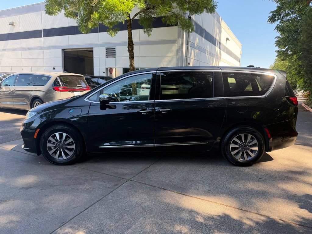 Used 2023 Chrysler Pacifica Limited FWD image 4
