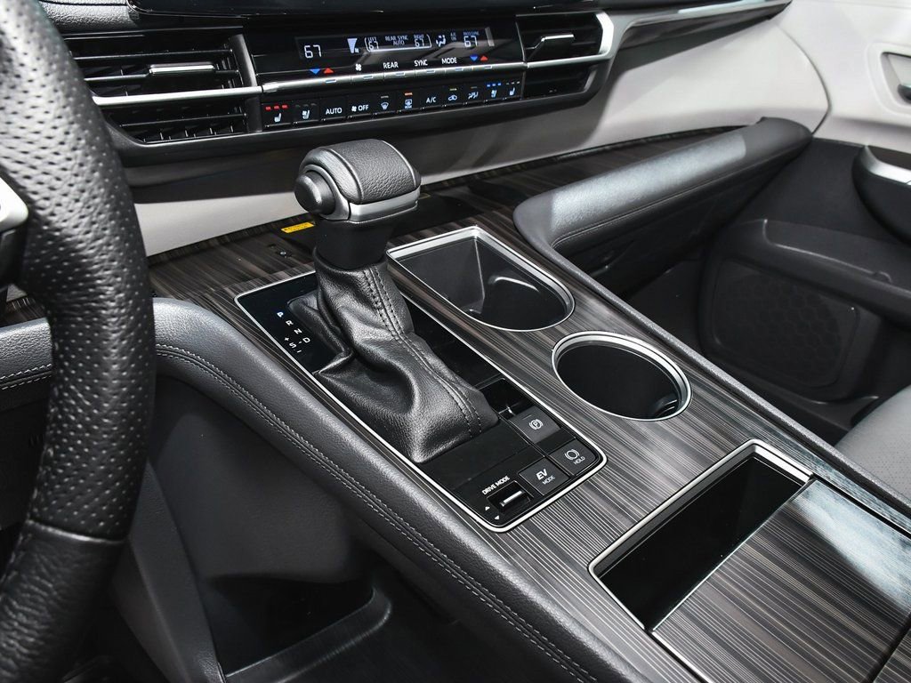 Used 2023 Toyota Sienna Limited image 37