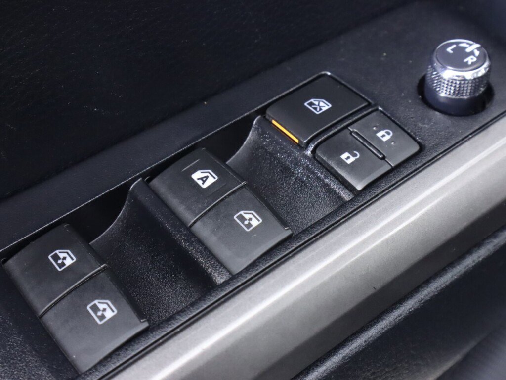 Used 2016 Toyota Tacoma SR5 w/ SR5 Appearance Package (SN) image 25