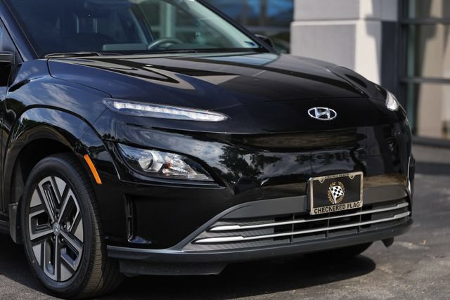 Used 2023 Hyundai Kona SE FWD image 2